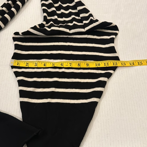 DISCOUNTED SHIPPING TODAY 🔥🔥 100% CASHMERE Women’s Scarf Black & White Striped - Picture 5 of 6